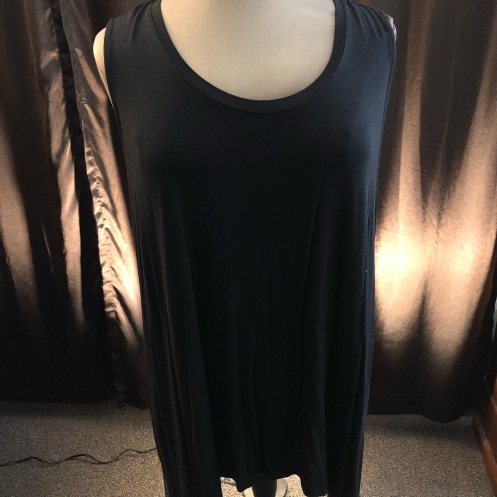 Catherine’s size 2X black asymmetrical hem sleeveless tunic top.